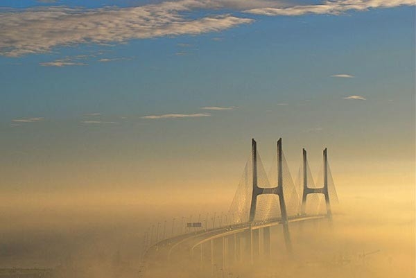 9. Мост Васко да Гама, Лиссабон, Португалия. Вантовый мост, переходящий в виадук. Является самым длинным мостом в Европе (включая виадуки), его длина составляет 17.2 км. (Фото F Mira)