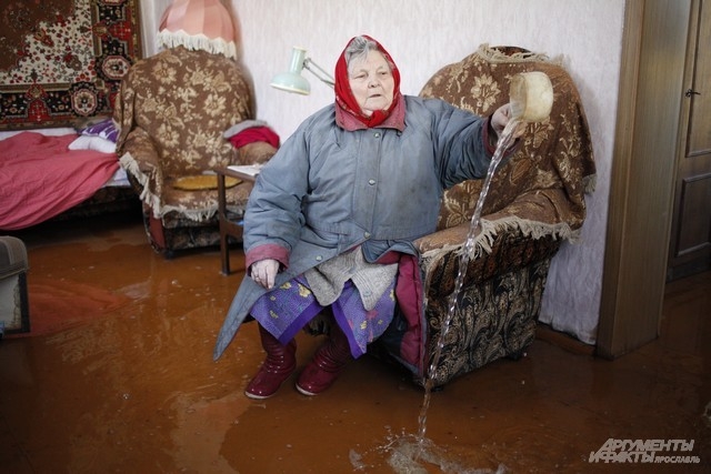 Каждую весну вода подступает к домам жителей поселка Творогова, что находится в Красноперекопском районе Ярославля, невозможно пройти по дорогам и участкам.