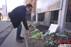 Россияне несут цветы к посольству США в Москве