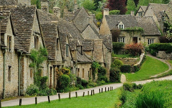 12. Bibury — самая старинная деревня Англии. Это самые старые населенные здания в Англии, они были первоначально построены в 1380 как монашеский шерстяной магазин и преобразованы в дома ткачей для соседнего Завода Arlington в 17-ом столетии. Как говорят B