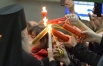 Верующие зажигают свечи от Благодатного огня в аэропорту "Внуково". Благодатный огонь доставлен спецрейсом из Иерусалима в Москву на праздничное пасхальное богослужение в храме Христа Спасителя.