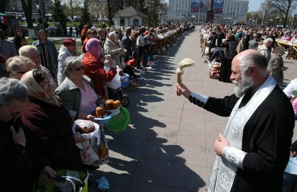 Священник во время освящения куличей и пасхальных яиц перед началом празднования Пасхи у храма Христа Спасителя в Калининграде.