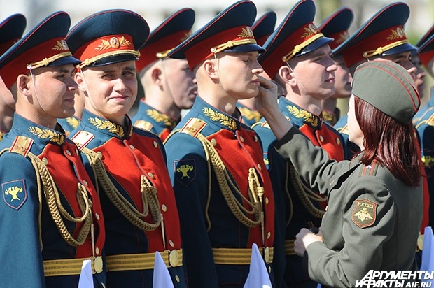 Венок к мемориальному ансамблю возложили Военнослужащие Президентского полка.