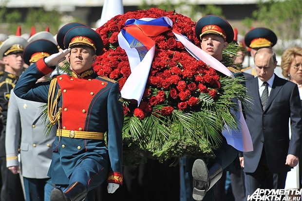 Владимир Путин лично почтил память погибших участников Великой Отечественной войны в канун 68-й годовщины Победы и поздравил принимающих участие в церемонии с наступающим праздником.