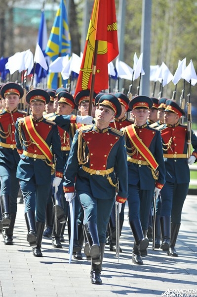Вдоль монумента прошли военнослужащие Московского военного гарнизона, представляющие все роды и виды Вооружённых сил.