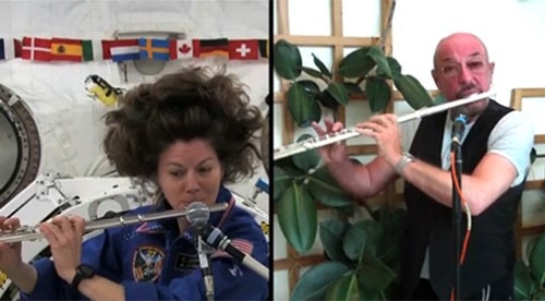 Астронавт НАСА Кэтрин Колман выступает дуэтом вместе со своим кумиром Иэном Андерсоном из группы Jethro Tull.