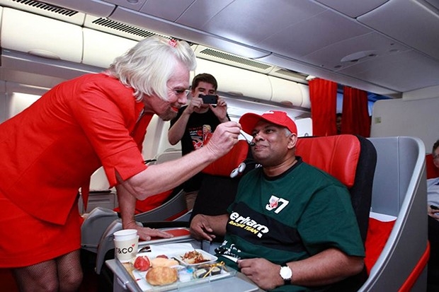По прилету в место назначения, глава AirAsia поспешил «уволить» неуклюжую стюардессу.