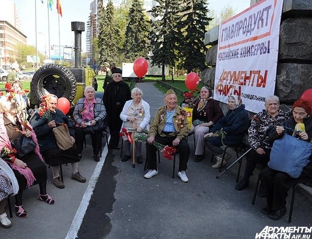 На сцене звучали военные песни под гармонь, а зрители охотно подпевали.