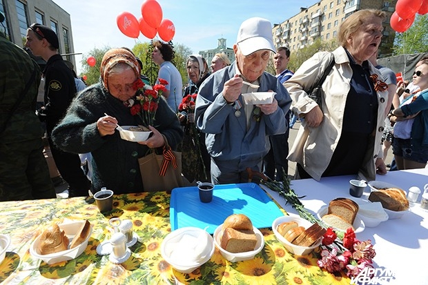 Кульминацией праздника стало угощение всех легендарной солдатской кашей
