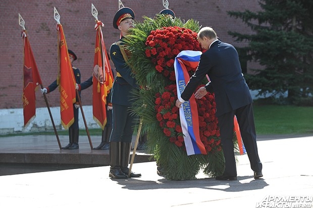 Владимир Путин расправил ленты венка с надписью «Неизвестному солдату от президента Российской Федерации»