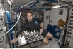 Астронавт NASA Грегори Шэметофф дистанционно играет в шахматы с американской юниорской командой.