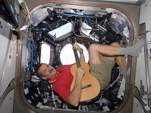Видеоролик демонстрирует, как Хэдфилд играет на гитаре в «интерьерах» МКС – и, конечно, в состоянии невесомости. Само название песни Space Oddity дословно переводится как «космическая странность», а образно - как «Странный случай в космосе».