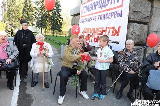 Все ветераны, посетившие праздник, получили продуктовые наборы от компании «Главпродукт» и памятные подарки от «АиФ»