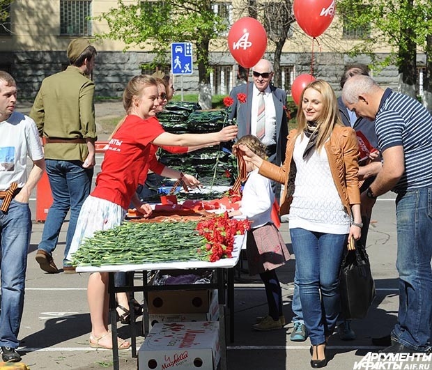 Также участники акции получили праздничные флажки, георгиевские ленточки и чудесные гвоздики от компании «Мосцветторг».