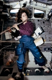 Космонавты везут на орбиту не только все необходимое для экспериментов и жизнедеятельности станции, но и музыкальные инструменты, например Астронавт НАСА Эллен Очоа взяла с собой флейту.