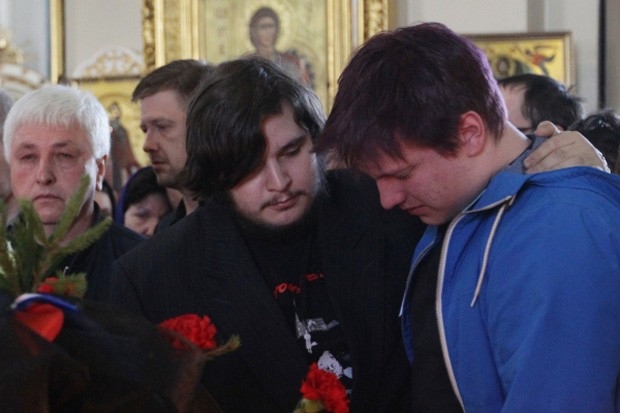 Сыновья режиссера Алексея Балабанова Федор (в центре) и Петр (справа) на отпевании отца в Князь-Владимирском соборе в Санкт-Петербурге.