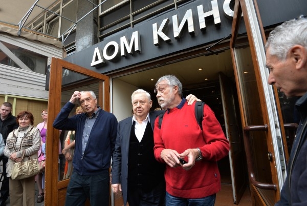 Художественный руководитель, директор МХТ им. А.П. Чехова Олег Табаков (в центре) и журналист Юрий Рост (справа)