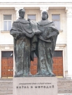 Статуя в честь Кирилла и Мефодия перед зданием Национальной библиотеки Святых Кирилла и Мефодия в городе София, Болгария.