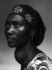  1-е место в категории «Люди. Постановочные портреты. Серия фотографий». Конакри, Гвинея, 17 октября 2012 года. Тридцатилетняя Маконе Соумаоро болеет зобом. «Мне не больно, но я переживаю, что моя шея так распухла. Я надеюсь, это не злокачественная опухол