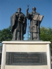 Памятник Кириллу и Мефодию у Каменного моста в Скопье, Македония.