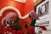 Портрет режиссера Алексея Балабанова в траурной рамке в вестибюле киностудии «Ленфильм». Балабанов скончался 18 мая на 55-м году жизни.