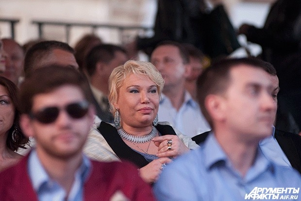 Директор конкурса "Краса России" Татьяна Андреева (в центре) за кулисами конкурса красоты "Мисс Москва 2013"
