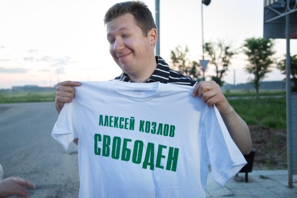 Освобожденный из-под стражи бизнесмен Алексей Козлов у ворот колонии в Иваново.