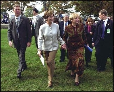 Первые леди США (Лора Буш) и России (Людмила Путина) в 2002 году
