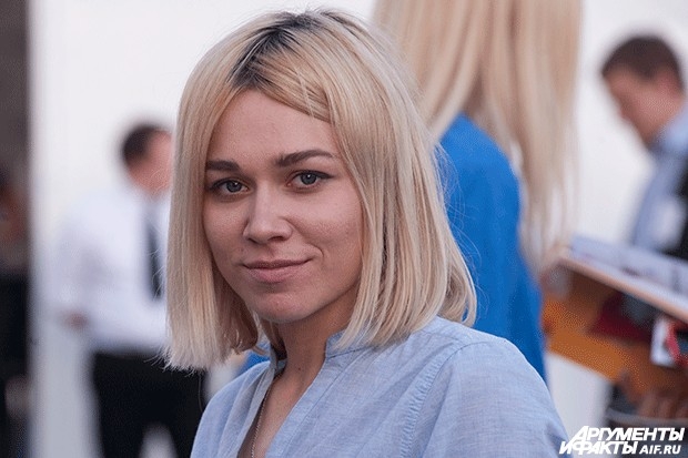 Певица Марина Лизоркина за кулисами конкурса красоты "Мисс Москва 2013"