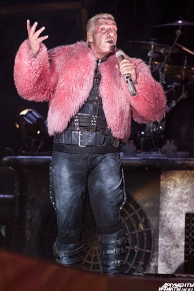 Немецкая группа Rammstein выступает на фестивале "Рок над Волгой" у поселка Петра-Дубрава Самарской области.
