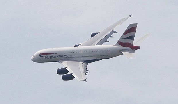 British Airways Airbus A380. Компания будет использовать самолет на ближнемагистральных маршрутах для обучения персонала до того, как в октябре-ноябре 2013 года поставит супераэробус для выполнения регулярных рейсов в Лос-Анжелес и Гонконг