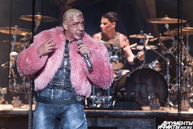Немецкая группа Rammstein выступает на фестивале "Рок над Волгой" у поселка Петра-Дубрава Самарской области.