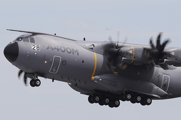 Военно-транспортный самолет Airbus A400M был задуман как ответ европейского производителя устаревающему военно-транспортному самолету C–130 Hercules производства американской компании