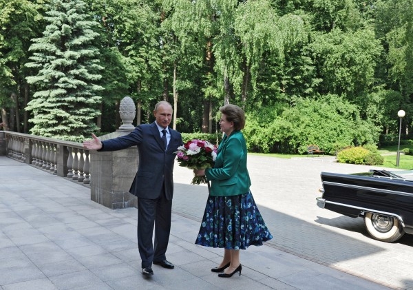 14 июня 2013. Президент России Владимир Путин преподносит цветы Валентине Терешковой на встрече в резиденции Ново-Огарево. Встреча В.Путина с космонавтами была посвящена 50-летней годовщине полета в космос