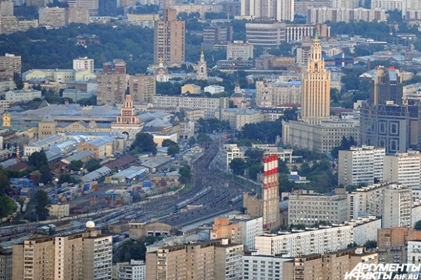 Площадь трех вокзалов, на которой расположены сразу три железнодорожных вокзала: Ленинградский, Ярославский и Казанский