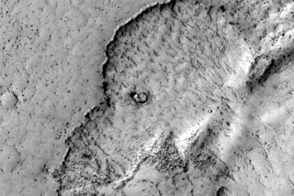 Камера HiRISE космического аппарата NASA Mars Reconnaissance Orbiter передала на Землю фото с поверхности Марса, на которых видны очертания головы слона