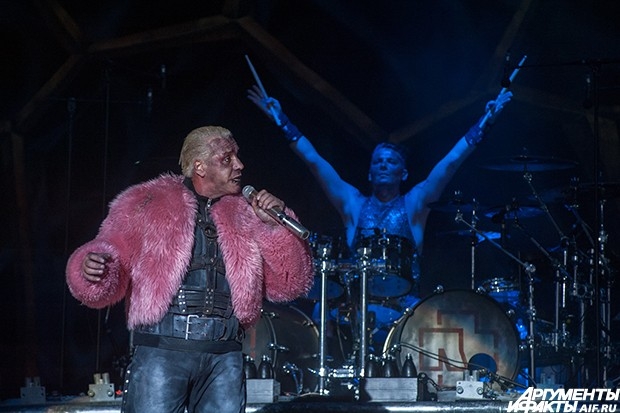 Немецкая группа Rammstein выступает на фестивале "Рок над Волгой" у поселка Петра-Дубрава Самарской области.