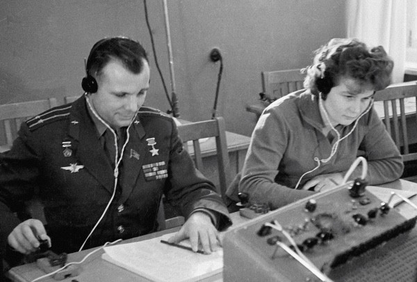 Летчики-космонавты Юрий Гагарин и Валентина Терешкова на занятиях в радиоклассе. 1963г.