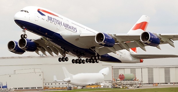 Airbus А380. Высота самолета составляет 24,08 метра, длина – 80,65 метра, размах крыла 79,75 метра. A380 может совершать беспосадочные перелеты на расстояние до 15 400 км.