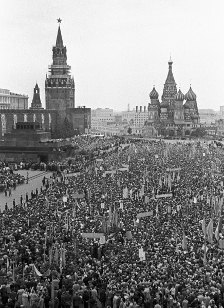 Жители Москвы участвуют в митинге, посвящённом встрече лётчиков-космонавтов Валерия Быковского и Валентины Терешковой. 1963г.