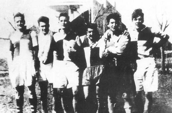 Че Гевара (первый справа) с товарищами по регби, 1947 год