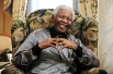 2008 г.

В 1939 году Мандела поступил в Университет Форт-Хейр. Это был единственный в ЮАР университет, куда принимали не только белых. Однако вскоре Мандела принял участие в забастовке студентов и покинул стены университета. После этого регент Джонгинта