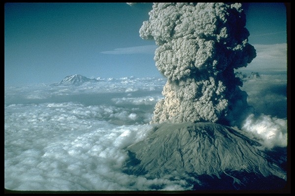 Вулкан Рейнир (Вашингтон, США) - стратовулкан в округе Пирс, Вашингтон, расположенный в 87 км к юго-востоку от Сиэтла.  Вершина вулкана состоит из двух вулканических кратеров, каждый более чем 300 метров в диаметре.