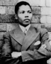 Нельсон Мандела в 1937 году

Нельсон Мандела родился 18 июля 1918 года в деревне Мвезо близ города Умата в Южной Африке. Он происходил из народа коса и был представителем младшей ветви рода династии тембу, которая правила в одном из регионов ЮАР. В девя