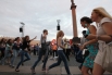 Выпускники танцуют на празднике Алые паруса в Санкт-Петербурге.