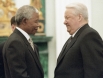 Президенты ЮАР И РФ Нельсон Мандела и Борис Ельцин во время встречи в Кремле. 1995 г.

Находясь в тюрьме, Мандела приобрел мировую известность. Он также учился по корреспонденции в Лондонском университете и стал бакалавром юридических наук.

