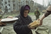 Жителям города Грозный раздают пищу на пункте у здания Ленинской комендатуры по инициативе Министерства по чрезвычайным ситуациям РФ. 2000