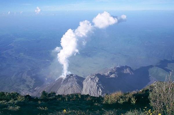 Активность вулкана Санта-Мария (21 августа 2004 г.). Первые извержения начались приблизительно 30 тысяч лет назад, а в 20-м веке было 3 мощных извержения, первое из которых после 500 лет сна - в 1902 году.