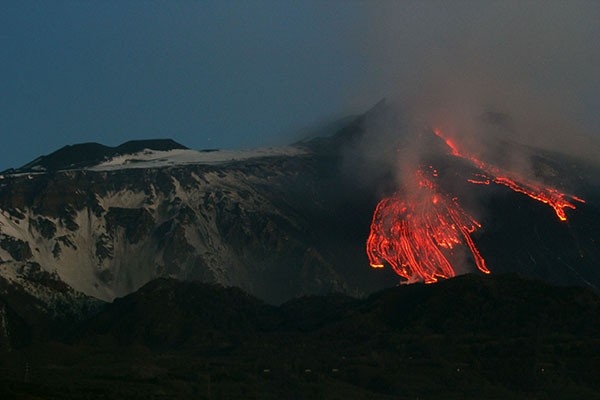 Вулкан Этна. Действующий, один из самых больших и опасных вулканов мира, расположенный на восточном побережье Сицили. Высота не может быть указана точно, так как верхняя точка постоянно меняется в результате извержений.