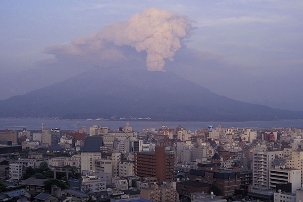  Вулкан Сакурадзима (Кагосима, Япония) - обычно действующим вулкан считают, если он проявлял активность в последние 1000 – 3000 лет. Но Сакурадзима постоянно активен с 1955 года. Последнее такое событие, но не очень сильное, отмечено 2 февраля 2009 года.